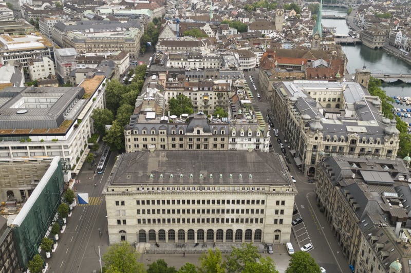 Eine Luftaufnahme zeigt die Vorderseite des Gebäudes der Schweizerischen Nationalbank (SNB) in Zürich, Schweiz, am Donnerstag, 22. Juni 2023.