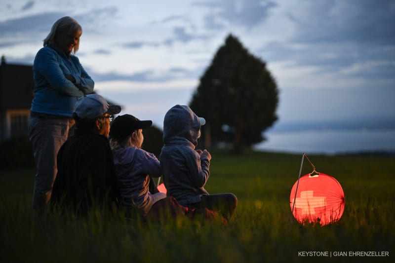 Kinder mit Lampion mit Schweizerkreuz warten auf das Feuerwerk, an der Bundesfeier, am Donnerstag, 1. August 2024, in Heiden.