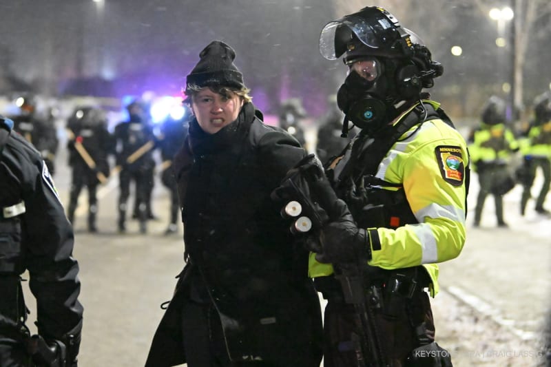 Die Polizei nimmt Demonstranten vor dem Hotel fest, in dem sich vermutlich der hochrangige Grenzschutzbeamte Gregory Bovino aufhält, in Maple Grove, einem Vorort von Minneapolis, Minnesota, USA, am 26. Januar 2026.