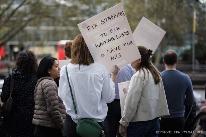 Assistenzärzte und Fachärzte der British Medical Association (BMA) bei einer Streikpostenkette vor dem University College London Hospital während eines dreitägigen gemeinsamen Streiks, dem längsten gemeinsamen Streik in der Geschichte des NHS (National Health Service), in London, Großbritannien, 2. Oktober 2023.