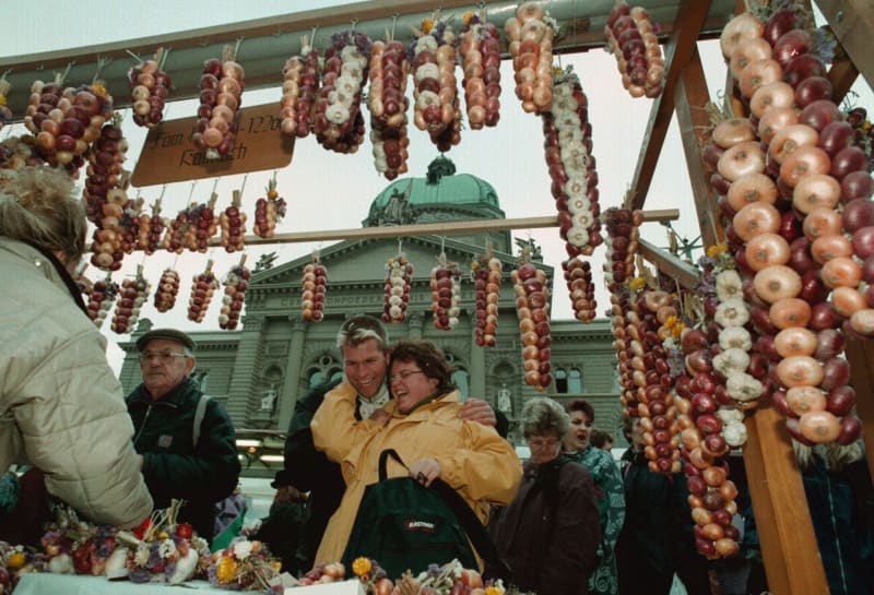 Der Himmel vor dem Bundeshaus haengt am Montag, 24. November 1997, voller Zwiebeln: Es ist 'Ziebelemaerit'.