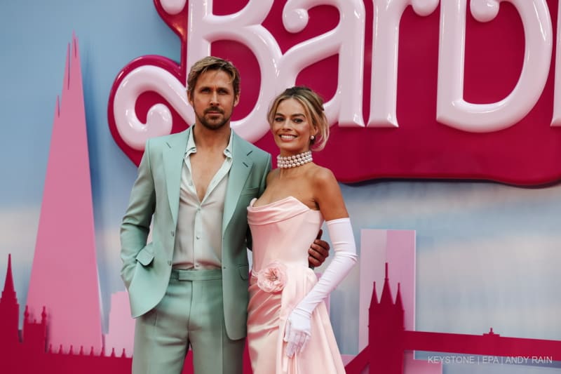 Der kanadische Schauspieler Ryan Gosling und die australische Schauspielerin Margot Robbie posieren auf dem rosa Teppich bei der Europapremiere von "Barbie" im Zentrum von London, Großbritannien, 12. Juli 2023.