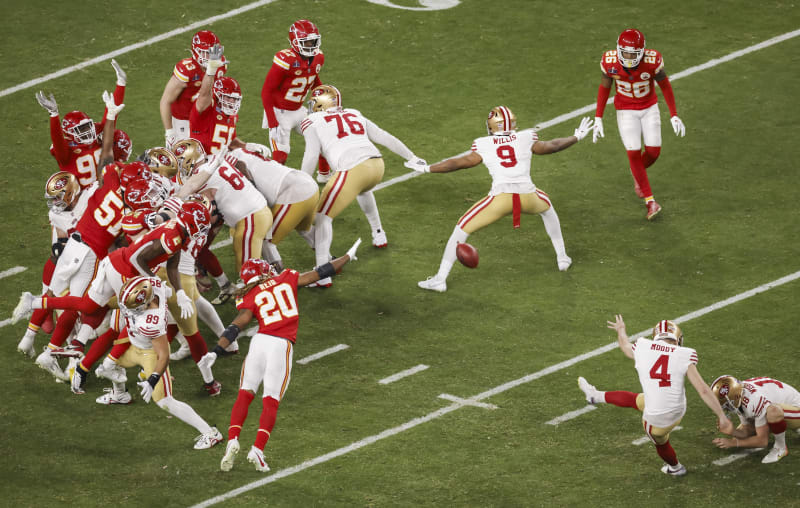 Der Kicker der San Fransisco 49ers, Jake Moody (2-R), erzielt ein Field Goal während des vierten Viertels des Super Bowl LVIII zwischen den Kansas City Chiefs und den San Fransisco 49ers im Allegiant Stadium in Las Vegas, Nevada, USA, am 11. Februar 2024.