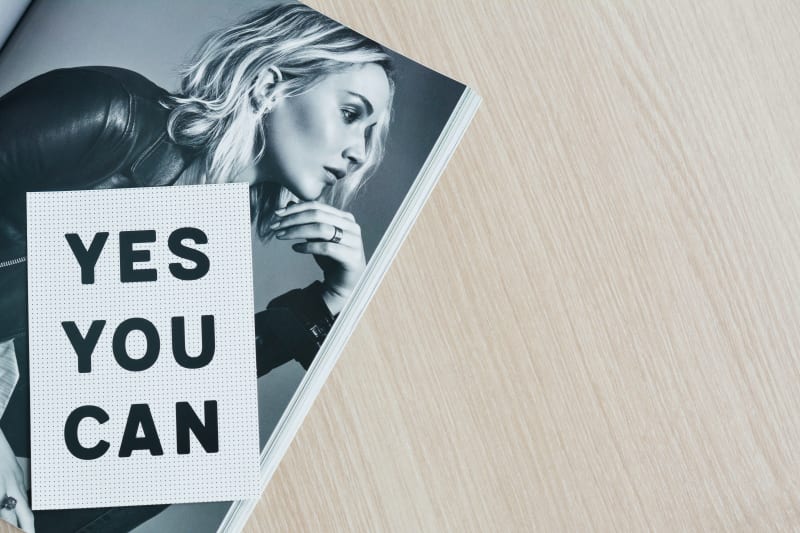 Aufgeschlagenes Heft mit Ausdruck 'Yes you can'