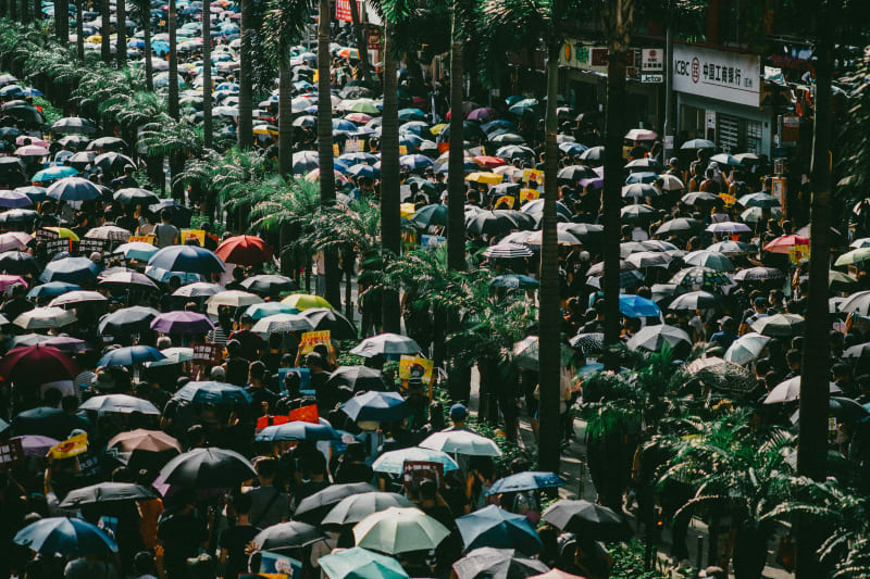 Protestierende Menschenmenge in den Strassen von Hongkong