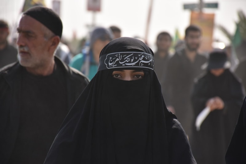 Das Bild zeit eine muslimische Frau mit Burka.