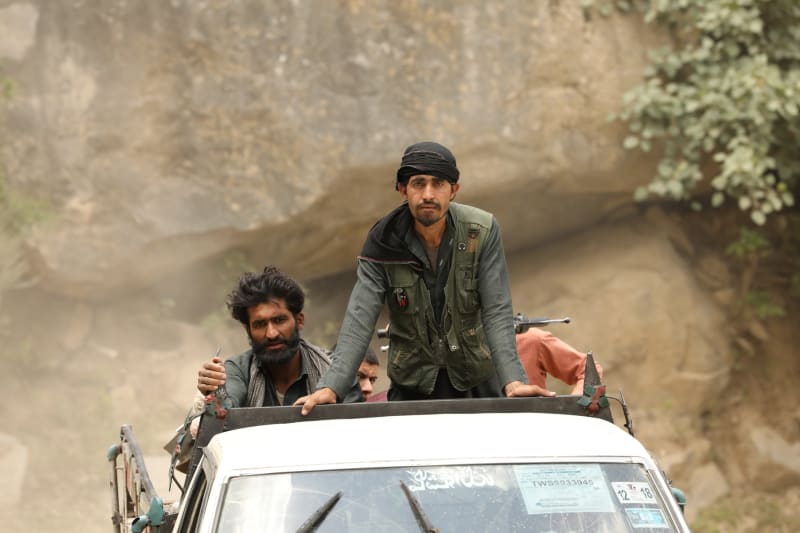 Das Bild zeigt Afghanische Zivilisten in einem Auto in Afghanistan