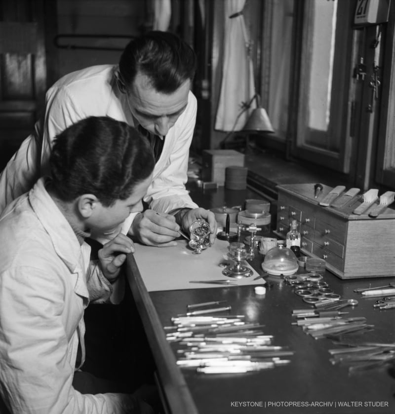 Ein Lehrmeister mit einem Schueler an der Uhrmacherschule St. Imier, Ecole d'horlogerie et de mecanique St. Imier, aufgenommen am 11. Maerz 1942.