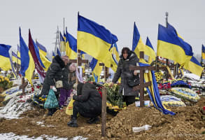 Angehörige und Kameraden nehmen am 24. Februar 2026 an einer Trauerfeier für gefallene ukrainische Soldaten auf dem Militärfriedhof in Charkiw im Nordosten der Ukraine teil.