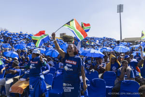 Anhänger der DA versammeln sich bei der abschließenden Wahlkundgebung der DA (Democratic Alliance), die am 26. Mai 2024 in Johannesburg, Südafrika, stattfand.