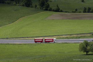 Ein Denner Lastwagen faehrt auf der Autobahn A4 bei Goldau, fotografiert am Freitag, 6. Juni 2025 in Goldau.