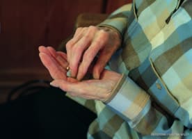 Eine Seniorin haelt etwas Kleingeld in ihren Haenden, aufgenommen am 18. November 2004.