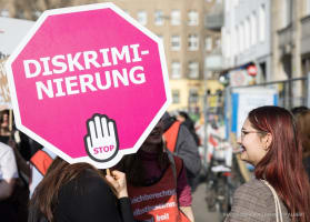 'Diskriminierung Stop' steht auf dem Schild einer Teilnehmerin der Demonstration. Am Internationalen Frauentag finden zahlreiche Demonstrationen in Berlin statt.
