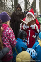 Begegnung der Kinder einer Kita mit Samichlous und Schmutzli, am 6. Dezember 2013 im Wylerwald, Bern.