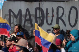 Menschen nehmen an einem Marsch der Chavisten in Caracas, Venezuela, am 6. Januar 2026 teil. Tausende chavistische Frauen marschierten, um ihre Unterstützung für Delcy Rodriguez zu bekunden und ihr zu versichern, dass sie 'nicht allein ist', nachdem sie nach der Festnahme von Präsident Nicolas Maduro und seiner Frau Cilia Flores während eines US-Militärangriffs auf das südamerikanische Land als amtierende Präsidentin Venezuelas vereidigt worden war.