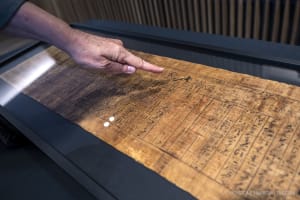 Die Restauratorin Florence Darbre präsentiert den restaurierten Papyrus Bodmer PB101, ein ägyptisches 'Totenbuch' aus der 21. Dynastie (um 1000 v. Chr.), das für den Priester des Amun namens Ankhefenkhonsou geschrieben wurde, am Donnerstag, den 19. Mai 2022, in der Fondation Martin Bodmer in Cologny bei Genf.