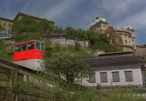 Eine der zwei Kabinen der Berner Marzilibahn rollt am Mittwoch, 26. April 2000 in Bern von der Bundesterrasse zur Talstation im Berner Marzili-Quartier.