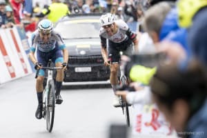 Lenny Martinez aus Frankreich vom Team Bahrain Victorious (links) und Joao Almeida aus Portugal vom UAE Team Emirates XRG (rechts) sprinten während der vierten Etappe, einem 118,2 km langen Rennen zwischen Sion und Thyon 2000, bei der 78. Tour de Romandie UCI World Tour Cycling Race in Thyon, Schweiz, am Samstag, 3. Mai 2025.