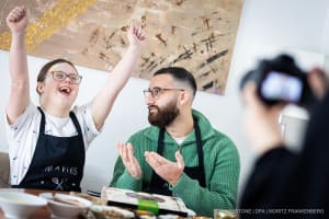 TikTok-Star Marie nimmt mit ihrem Schwager Furkan ein Video auf.