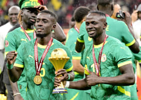 Idrissa Gueye (links) und Sadio Mane aus dem Senegal feiern mit dem Pokal nach dem Gewinn des CAF Africa Cup of Nations nach dem Endspiel zwischen dem Senegal und Marokko in Rabat, Marokko, am 18. Januar 2026.