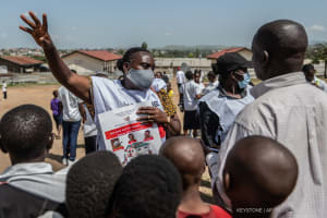 Vanny Birungi, eine Freiwillige des Roten Kreuzes, spricht am Montag, dem 25. Mai 2026, im Rahmen einer öffentlichen Aufklärungskampagne während des Ebola-Ausbruchs in Bunia, Kongo, mit den Menschen.