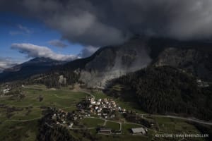 Blick auf das Dorf und den Brienzer Rutsch, aufgenommen am Dienstag, 4. April 2023, in Brienz-Brinzauls. Ein Teil des Berges bewegt sich immer schneller, wie die Gemeinde mitteilte. Ein Bergsturz koennte sich ab dem Fruehsommer ereignen. Ein derartiges Ereignis soll sich aber ueber Wochen ankuendigen, derzeit bestehe keine Gefahr. Die Dorfbewohner werden kommende Woche ueber moegliche Szenarien informiert.