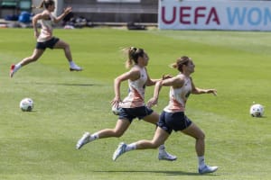 Die Spanierinnen Olga Carmona, links, und Esther Gonzalez Rodriguez, rechts, beim Training der spanischen Frauenfußballnationalmannschaft während der UEFA Women's EURO 2025 in Lausanne, Schweiz, am Montag, 30. Juni 2025.