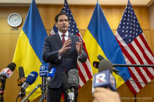 Der US-Außenminister Marco Rubio redet am Sonntag, dem 23. November 2025, nach den Gesprächen über den Friedensplan von Trump in der US-Vertretung in Genf, Schweiz, mit den Medien.