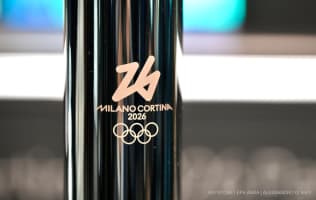 Die Fackel der Olympischen Winterspiele Milano-Cortina 2026 wird bei ihrer Enthüllung auf der Expo Osaka 2025 in Osaka, Japan, am 14. April 2025 ausgestellt.