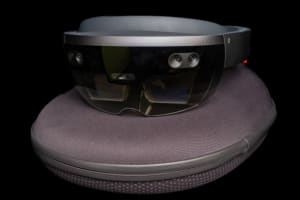 Ein Virtual-Reality (VR)-Headset ruht oben auf dem Gehäuse.