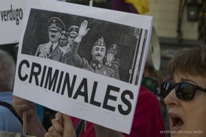 Ein Demonstrant hält bei einer Demonstration in Madrid, Spanien, am Donnerstag, dem 13. September 2018, ein Transparent mit einem Foto des spanischen Diktators General Francisco Franco und Adolf Hitler in der Hand.