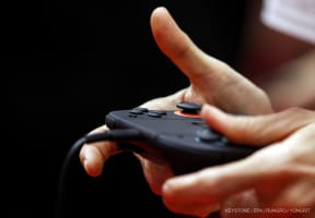 Ein Gamer spielt am 17. Oktober 2025 auf der Gamescom Asia X Thailand Game Show 2025 in Bangkok, Thailand, mit einer Nintendo Switch 2.