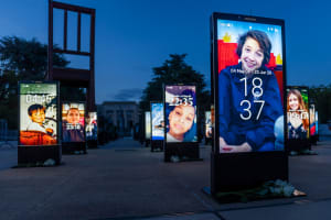 'Lost Screen Memorial', eine Kunstinstallation mit riesigen, beleuchteten Smartphone-Bildschirmen auf der Place des Nations in Genf, Schweiz.