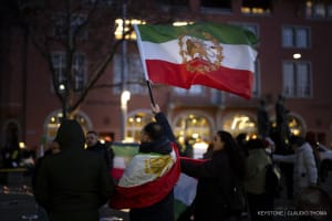 Ein Demonstrant hält während einer Kundgebung gegen das iranische Regime und dessen Führer Ali Chamenei am Donnerstag, dem 5. Februar 2026, in Zürich, Schweiz, eine Flagge hoch.