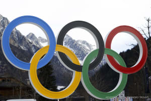 Die Olympischen Ringe, die in Cortina im Rahmen der Olympischen Winterspiele 2026 in Mailand und Cortina ausgestellt sind.