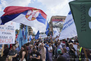 Studenten und Leute protestieren am Donnerstag, dem 1. Mai 2025, in Belgrad, Serbien, vor dem Regierungsgebäude, sechs Monate nach der tödlichen Zugunglück, das Massenproteste gegen Korruption ausgelöst hat.