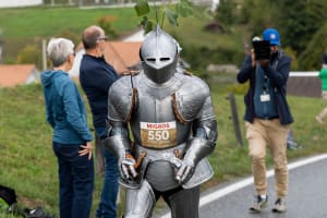 Ein Teilnehmer eines 17-Kilometer-Laufs, der in voller Rüstung läuft.