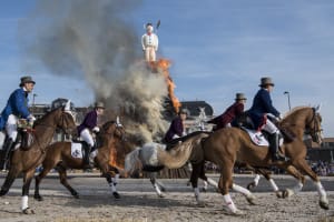 Der Boeoegg brennt und explodiert teilweise, anlaesslich des traditionellen Sechselaeutens am Montag, 24. April 2017, in Zuerich.