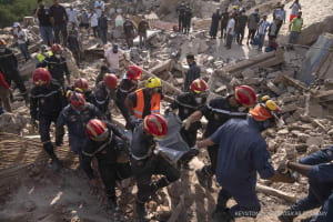 Ein Rettungsteam birgt die Leiche einer Frau, die bei dem Erdbeben in der marokkanischen Stadt Imi N'tala, außerhalb von Marrakesch, am 12. September 2023 getötet wurde.