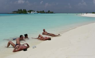 Touristen sonnen sich im Paradise Island Resort auf dem Malé-Atoll auf den Malediven, 14. Februar 2012.