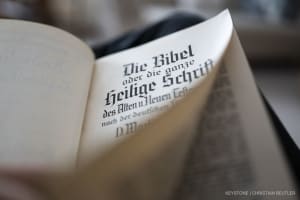 Ein Mann liest in einer Bibel, fotografiert am Dienstag, 24. Oktober 2023 in Uster.