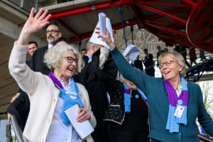 Die Klimaschützerinnen Schweiz reagieren auf die Veröffentlichung der Entscheidung der Großen Kammer des Europäischen Gerichtshofs für Menschenrechte über die Beschwerde der Klimaschützerinnen Schweiz bei einer öffentlichen Anhörung vor der Großen Kammer des Europäischen Gerichtshofs für Menschenrechte (EGMR) am Dienstag, den 9. April 2024 in Straßburg, Frankreich.