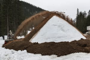 Ein Schneehaufen wird mit Sägemehl bedeckt, aufgenommen am 3. April 2014 in Davos, Schweiz.