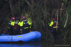 Beamte helfen bei den Bergungsarbeiten im Camp Mystic am Guadalupe River, nachdem eine Sturzflut am Sonntag, 6. Juli 2025, in Hunt, Texas, über das Gebiet hinweggefegt ist.