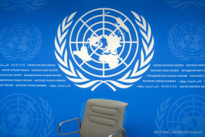 Das UN-Logo auf dem Hintergrund des UN-Presseraums ist im europäischen Hauptsitz der Vereinten Nationen in Genf, Schweiz, am Montag, 9. Dezember 2024, zu sehen.
