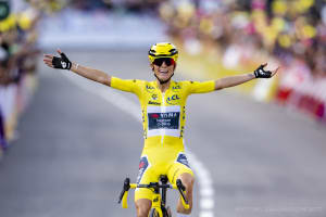 Die Siegerin der Tour de France Femmes Pauline Ferrand-Prevot aus Frankreich vom Team Visma - Lease a Bike jubelt, als sie die Ziellinie überquert und die 9. Etappe der 4. Ausgabe der Tour de France der Frauen, 124,1 km von Praz-Sur-Arly nach Chatel Les Portes du Soleil, in Chatel, Frankreich, am Sonntag, 3. August 2025 gewinnt.
