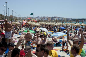 Am 4. Juni 2010 sonnen sich vor allem deutsche Touristen am Strand Platja de Palma auf der spanischen Insel Mallorca.