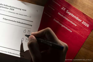 Eine Person fuellt die Abstimmungsunterlagen zur brieflichen Abstimmung aus, am Sonntag, 6. September 2026 in Bern.