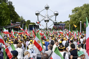 Tausende Iraner nehmen an einer Kundgebung gegen die iranische Regierung in Brüssel, Belgien, am 6. September 2025 teil.