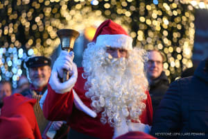 Der Weihnachtsmann zieht über den 'Wiehnachtsmarkt achter'd Waag'. Der Weihnachtsmarkt endet am vierten Advent.